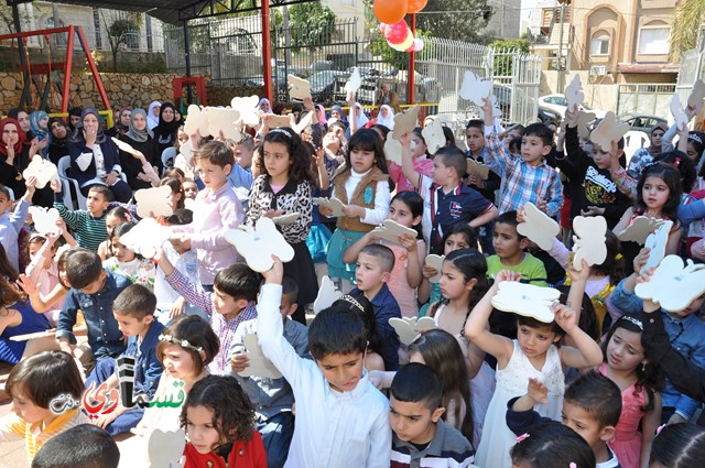 كفرقاسم – فيديو: بساتين الامل, السلام , والمحبة تحتفل بعيد الام على انغام عمو انس وجوقته ..